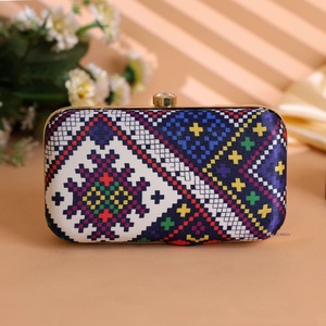Pochette ethnique perlée avec chaîne, motif brodé géométrique, sac de soirée pour femme pour mariages et fêtes, pochettes pour femmes - Product Image 3