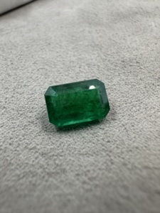 Émeraude zambienne naturelle vert vif 3,54 carats, taille émeraude, pierre précieuse verte non montée pour la création de bijoux - Product Image 1