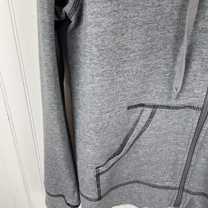 ผู้ผลิตเสื้อฮู้ดดี้แบบมีหมุดย้ำสั่งทำพิเศษ ผู้จัดจำหน่าย OEM เสื้อฮู้ดดี้ผ้าฟลีซหนานุ่มพร้อมดีไซน์หมุดย้ำ เหมาะสำหรับแบรนด์สตรีทแวร์และการสั่งซื้อจำนวนมาก - Product Image 5