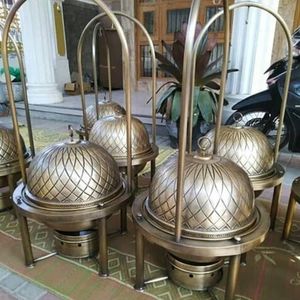 หม้ออุ่นอาหารทรงกลมแบบทองแดงพร้อมขาตั้งสีดำ ผลิตในอินเดีย ขายส่งและจัดจำหน่ายสำหรับโรงแรม - Product Image 4