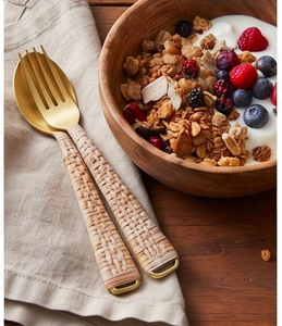 Juego de cubiertos bohemios con mangos de bambú tejido, acabado en oro mate, aptos para lavavajillas, para uso en mesas de boda. - Product Image 5