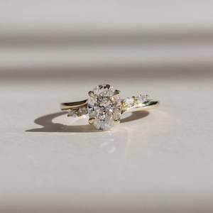 Bague de fiançailles de luxe unisexe en or pur 14 carats, élégante, ovale, certifiée IGI, diamant de laboratoire VVS, halo torsadé, multicolore - Product Image 2