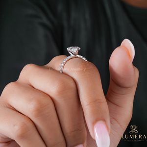 Bague en or massif avec diamant de laboratoire de luxe en forme de poire, certifiée IGI, micro-pavée, minimaliste, cadeau pour femme - Product Image 3
