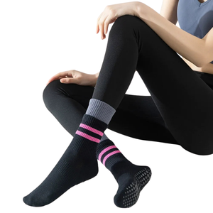 Chaussettes de yoga personnalisées pour femmes avec volants et logo, antidérapantes, pour la gym et le Pilates, avec logo personnalisé - Product Image 2