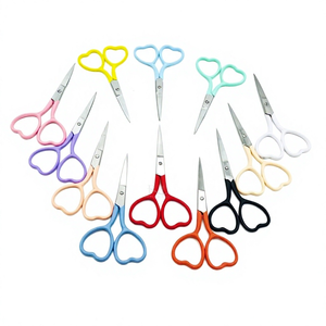 Tijeras de manicura de belleza con mango en forma de corazón, punta plateada, 12 colores diferentes con recubrimiento en polvo, duraderas, para diestros, rectas y afiladas. - Product Image 1