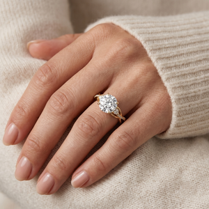 Anillo de Compromiso de Oro 14K con Moissanita Personalizado al por Mayor, Banda Trenzada Solitario con Piedras de Acento, Joyería Fina de Lujo - Product Image 4