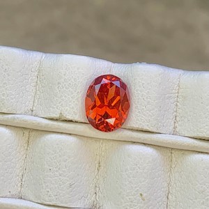 Pierre précieuse ovale naturelle en andésine orange, qualité excellente, rare, certifiée par un tiers, pour la fabrication de bijoux fins et de créations de bijoux de créateurs - Product Image 1