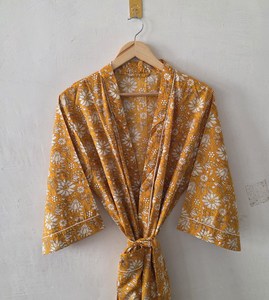 ชุดกิโมโนผ้าฝ้ายพิมพ์ลายดอกมัสตาร์ดสุดหรู งานพิมพ์ลายด้วยมือ 100% ผ้าฝ้ายพรีเมียมเนื้อบางเบา ชุดเดรสยาวปานกลางทรงไม่สมมาตร สวยงามน่าทึ่ง - Product Image 2