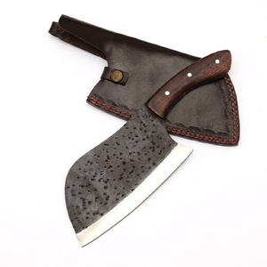 Couteau de boucher en acier carbone forgé à la main, lame martelée rustique, manche en bois, avec étui en cuir, vente en gros fabricant - Product Image 1