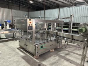 Machine de remplissage et de bouchage automatique électrique AIM 60 BPM pour bouteilles PET avec engrenage, pour emballage d'eau 200 ml, garantie 1 an, économie d'énergie - Product Image 5