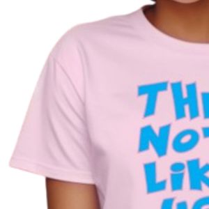 T-shirt rose clair à manches courtes et col rond avec imprimé graphique bleu, vêtement décontracté pour tous les jours, streetwear confortable - Product Image 4