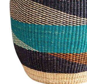 Cesta de mimbre ecológica tejida a mano con diseño negro y verde azulado, contenedor para ropa sucia con asas - Product Image 5