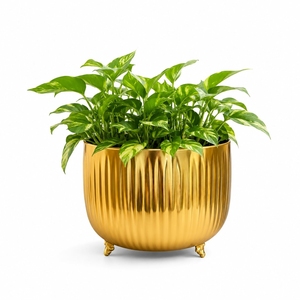 Pot de fleurs d'intérieur de luxe en métal doré avec texture cannelée verticale – Conteneur de fleurs surélevé en métal de style urne - Product Image 1