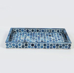 Plateau décoratif rectangulaire en bois, bleu et blanc, gravé de motifs floraux, style bohème, fait main, plateau de rangement et de service, décoration intérieure. - Product Image 4