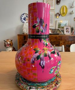 Jarrón de Cerámica Hecho a Mano por Linea Exports Inc, Redondo, Negro Brillante con Diseño Floral Pintado, Estilo Bohemio, Decoración de Mesa - Product Image 1