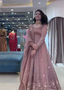 Elegante Vestido Anarkali de Diseñador para Mujer con Bordado Intenso y Dupatta, Ideal para Bodas Indias y Pakistaníes, Ropa de Fiesta de Verano de Secado Rápido - Product Image 2