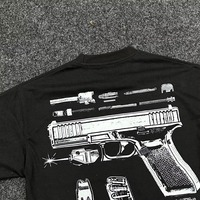 T-shirt noir à manches courtes pour homme avec imprimé plan de construction d'un pistolet au dos, style streetwear, coupe classique, en coton, col rond