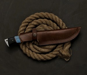 Couteau de chasse et de camping à lame fixe en acier Damas de qualité industrielle Nordic Forge, avec poignée personnalisée et étui - Product Image 5