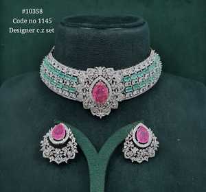 Parure de bijoux en zircon vert, avec boucles d'oreilles créoles fines et collier serti de griffes en forme de poire, idéale pour les mariages et les fêtes - Product Image 4