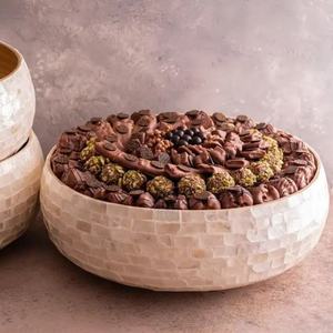 ชามเสิร์ฟช็อกโกแลตทรงกลมหรูหราประดับมุกพร้อมช็อกโกแลตรวมรสพรีเมียม - Product Image 1