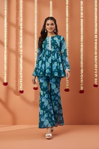 Ensemble Kurta Sharara en Georgette Imprimée Bleue, Manches Longues, Longueur Hanche, Tenue de Fête Entièrement Cousue, Vêtement Ethnique Disponible - Product Image 2