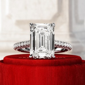 Anillo de Compromiso con Diamante de Laboratorio Corte Esmeralda de Diseño Elegante, 5 Quilates, con Piedras Laterales de 1.0 Quilates, Certificado IGI, para Venta al Por Mayor - Product Image 1