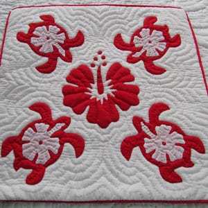 Magnifiques nouvelles arrivées : couvertures Kantha hawaïennes blanches avec motifs floraux et de tortues, pour la maison, la décoration de lits d'hôtel. - Product Image 2