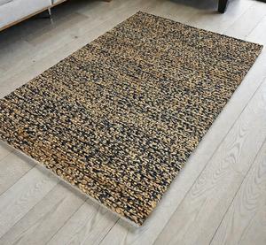 พรมทอมือจากเส้นใยปอกระเจาธรรมชาติ ลายเส้นนามธรรม สไตล์โมเดิร์น สีกรมท่า-น้ำตาล  แบบถักทอหนา  ใช้ได้สองด้าน เป็นมิตรกับสิ่งแวดล้อม เหมาะสำหรับห้องนั่งเล่นหรือพื้นที่สวดมนต์ - Product Image 1