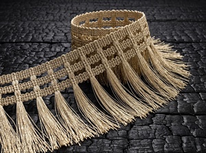 Bordure décorative élégante en dentelle crochetée crème avec franges à pompons de 4 pouces de large pour textiles de maison - Product Image 6