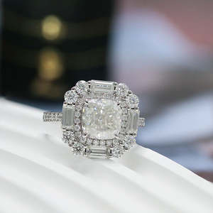 Anillo de compromiso de plata de ley con moissanita de 1 quilate talla cojín, diseño Halo con efecto hielo triturado, y banda de boda de lujo con pavé de piedras laterales de corte baguette - Product Image 1