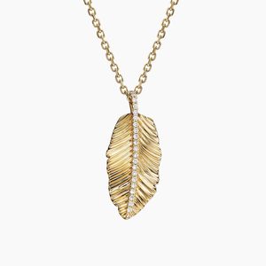 Collar de Oro con Colgante de Hoja Esculpida y Diamantes - Product Image 3
