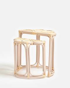 Diseño Escultural Ideal para Pasillos, Dormitorios o Salas de Estar por su Superficie Semicircular Neutral con Forma de Flor, Juego de Mesas Auxiliares - Product Image 1