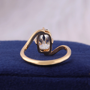 Bague de fiançailles classique en or jaune avec diamant taille coussin pour femme - Product Image 4