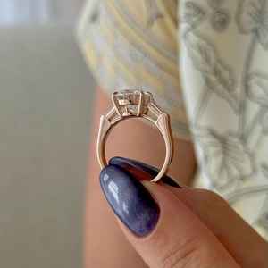 แหวนหมั้นเพชรโมอิสซาไนต์ทรงลูกแพร์หรูหรา ประดับเพชรทรงบาแกตต์ด้านข้าง ทองคำขาว 14K แหวนแต่งงานสามเม็ดสำหรับผู้หญิง - Product Image 2