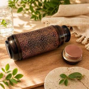 Botella de Agua de Cobre Puro Hecha a Mano, Botella Ayurvédica para Beber y Almacenar Agua Diariamente - Product Image 1