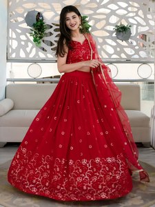 Robe de soirée rouge brodée en satin floral coupe trapèze, style Lehenga Choli avec dupatta en filet, taille empire, style Banarasi, pour réception de mariage - Product Image 5