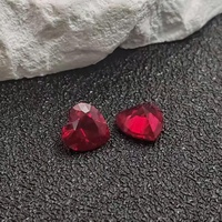 Rubis naturel chauffé rouge sang foncé, taille cœur, qualité excellente et rare, certifié par un tiers, effet de jeu de couleurs/feu, pierre brute