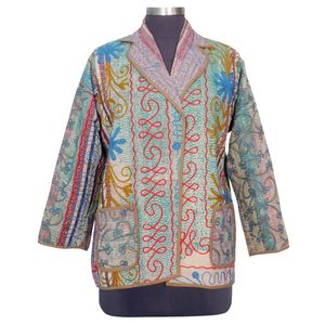 Chaqueta ecológica de estilo étnico bohemio con bordado Kantha multicolor y patchwork de algodón hecho a mano en India, ideal para uso casual. - Product Image 1