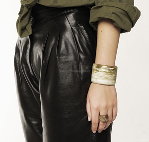 Bracelets en corne de buffle pour femmes et filles Bracelets sculptés de style Feng Shui avec design d'amour Artisanat naturel - Product Image 1