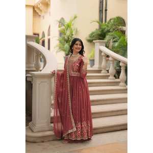 Conjunto de Traje de Diseñador para Mujer con Top, Pantalón y Dupatta con Bordado de Lentejuelas - Product Image 4