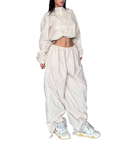 Conjunto Cortavientos Personalizado para Mujer: Chaqueta Corta con Media Cremallera y Pantalones Paracaídas de Pierna Ancha con Cordón, Estilo Deportivo Urbano con Bloques de Color - Product Image 3