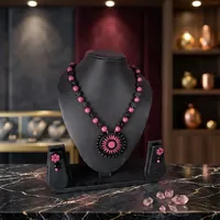 Set Perhiasan Resin Ramah Lingkungan Bertema Bunga dengan Manik-manik Pink dan Hitam Desain Khusus Anting Serasi Liontin Bundar