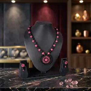 Ensemble de bijoux en résine sur le thème des fleurs avec perles roses et noires, boucles d'oreilles assorties, design de pendentif circulaire - Product Image 4