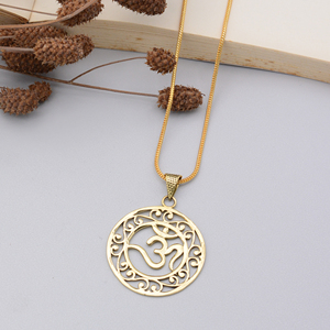 Pendentif Om plaqué or, symbole religieux hindou, bijoux de mode unisexe en alliage, design rond en filigrane - Product Image 1