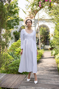 Elegante Vestido Maxi de Lino Blanco con Bordado Floral a Mano, Mangas Abullonadas y Escote Redondo, Vestido Sofisticado y Versátil - Product Image 4