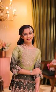 ชุดสูทปาลาซโซผ้าไหม GMY ปักลายหรูหรา พร้อมผ้าคลุมไหล่ผ้าออร์แกนซ่า และงานปักมุกแฟนซี - Product Image 3