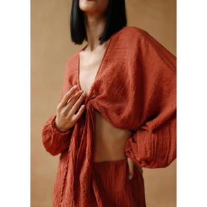 Ensemble vintage pour femme : haut court en coton froissé rouge à nouer à l'avant et pantalon palazzo à jambes larges, tenue de resort écologique - Product Image 3
