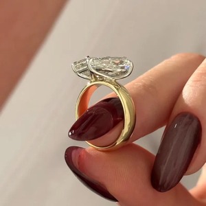 Bague de fiançailles et de mariage pour femme en or jaune 18 carats, design tendance, diamant de laboratoire taille émeraude et poire, 2 carats, largeur 4 mm - Product Image 6