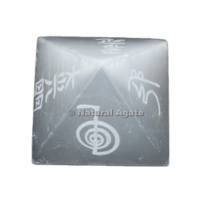 Pyramide en sélénite gravée de symboles Reiki, sculpture écologique pour la guérison spirituelle - Product Image 1