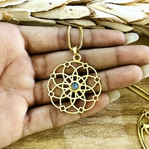 สร้อยคอทองเหลืองลายดอกไม้สไตล์โบฮีเมียนยอดนิยมสำหรับผู้หญิง ชุบทอง 18k ลายเรขาคณิตศักดิ์สิทธิ์ ขายส่งแบบ OEM ODM - Product Image 2